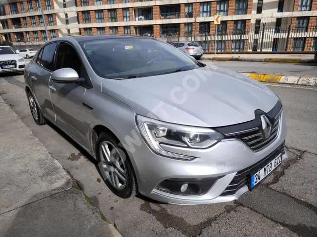 سيارة Renault Megane 1.3 TCe - شاشة تسلا