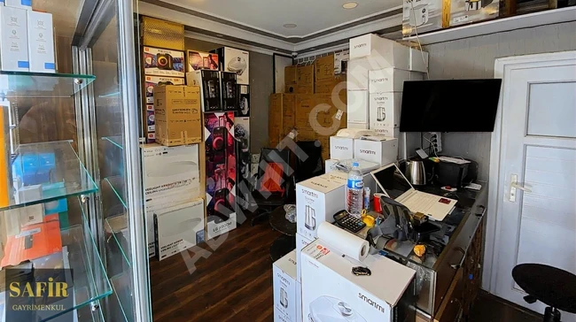 Shop for sale in a central location in BAKIRKÖY with a storage room (including a bathroom)