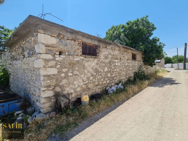 A real opportunity! A countryside house at low prices on a plot of land measuring 688 square meters.