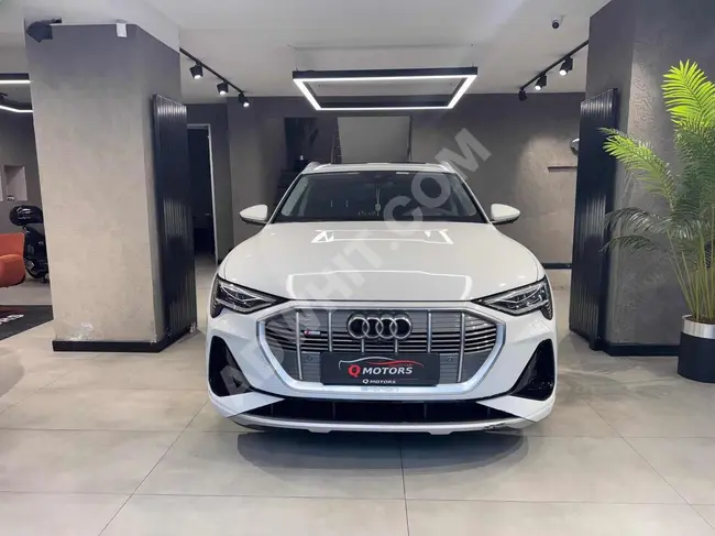 سيارة Audi E-TRON SPORTBACK 55 QUATTRO S LINE موديل 2023 - خالية من العيوب.