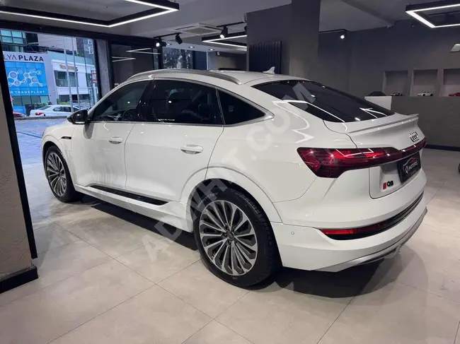 سيارة Audi E-TRON SPORTBACK 55 QUATTRO S LINE موديل 2023 - خالية من العيوب.