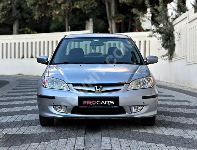 Honda Civic Car 1.6 i-VTEC Model 2004 - Automatic with no 3-layer paint change, with makeup and LPG gas.