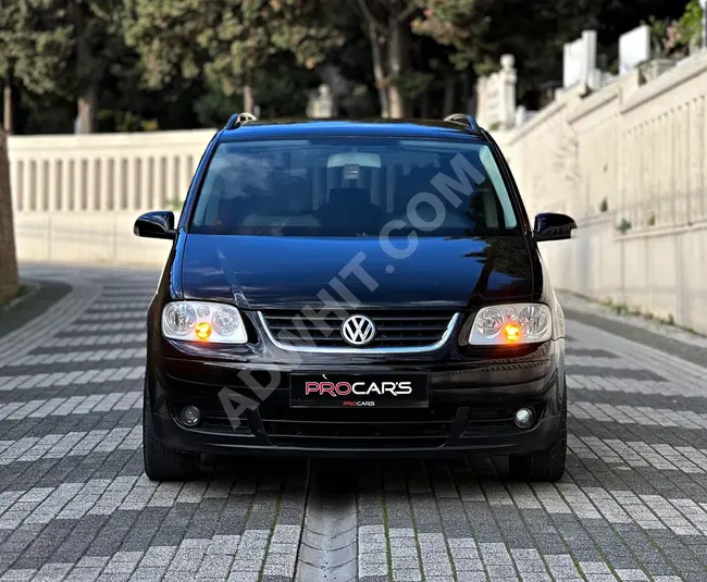 سيارة Volkswagen Touran موديل 2004 - بدون صبغ تغييري 3 صبغات | من الداخل لون بيج Comfortline ل 7 أشخاص