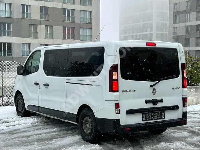 Renault Trafic موديل 2019  - قاعدة  طويلة - سقف زجاجي - باب منزلق مزدوج - 9+1 نظيفة