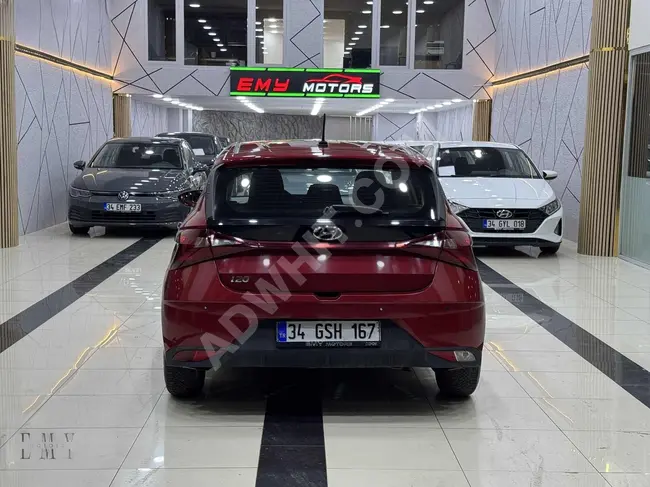 2023 Hyundai i20 model with no accidents and no modifications, maintained in service. Red color with a loan interest rate of 1.99%.