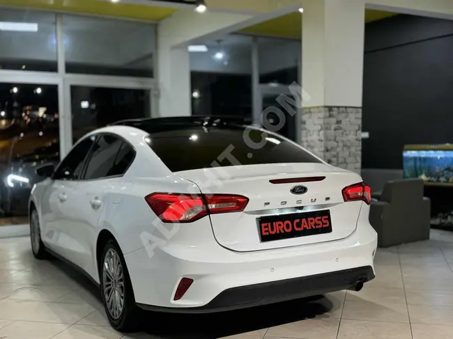 ​FORD FOCUS 1.5  بحالة ممتازة مع كيلومترات منخفضة وسقف زجاجي - إصدار خاص - نقبل البطاقة الائتمانية