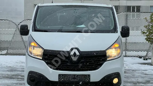 Renault Trafic موديل 2019  - قاعدة  طويلة - سقف زجاجي - باب منزلق مزدوج - 9+1 نظيفة