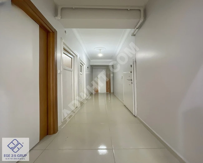 METROBÜSE 7DK AİLE APARTMANINDA CAM BALKONLU KOMBİSİ TAKILI 2+1