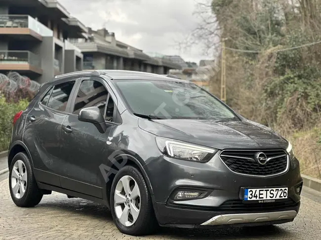 Opel MOKKA X with a sunroof, CARPLAY functionality, and foldable side mirrors.