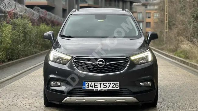 Opel MOKKA X with a sunroof, CARPLAY functionality, and foldable side mirrors.