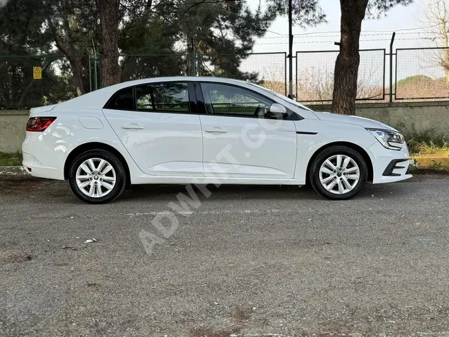 سيارة Renault Mégane Sedan JOY 1.3 TCE EDC موديل 2022 بقوة 140 حصان بنزين -