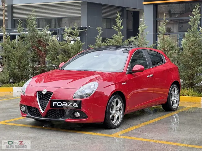 Alfa Romeo Giulietta Model 2017 with 90 km, serviced at the authorized service center, with a glass roof from FORZA.