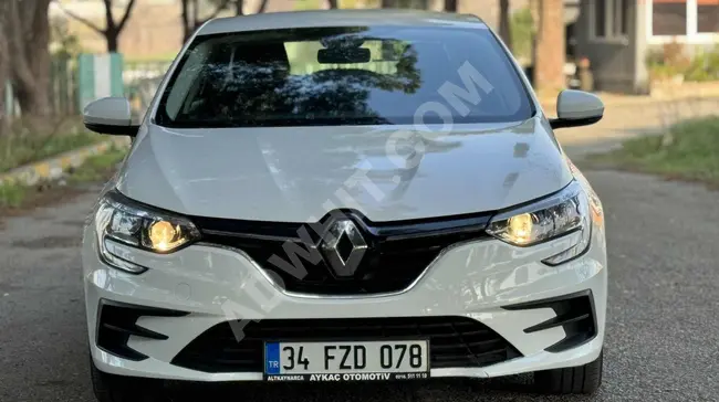 سيارة Renault Mégane Sedan JOY 1.3 TCE EDC موديل 2022 بقوة 140 حصان بنزين -