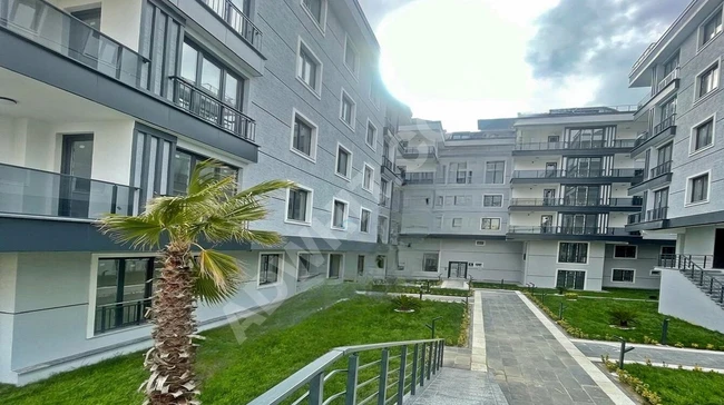 Apartment for rent with a high entrance 2+1 in a complex in BEYLİKDÜZÜ KAVAKLI