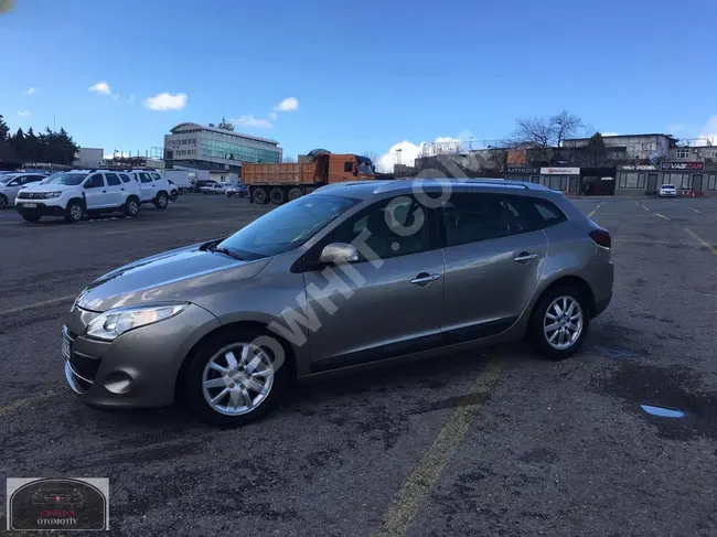 RENAULT MEGANE 1.5 DCI SPORT TOURER PRIVILEGE model 2012 - Automatic