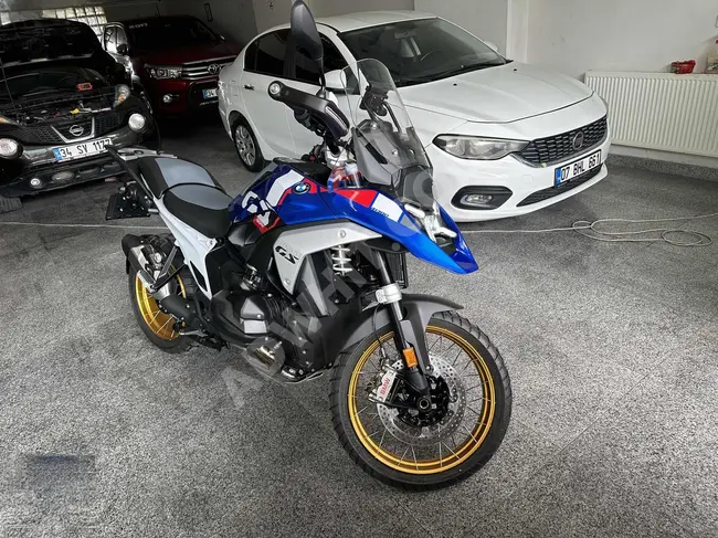 BMW R 1300 GS TROPHY 2024 model with blue and yellow rims, available with installment payment options over 6/12 months.