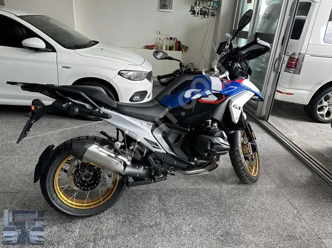 BMW R 1300 GS TROPHY 2024 model with blue and yellow rims, available with installment payment options over 6/12 months.