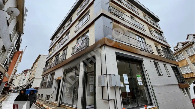 A shop in a brand new building on a busy street in ÜSKÜDAR