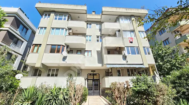 A spacious 4+1 apartment with an area of 165 square meters and parking in the Altunizade Erzurum complex.