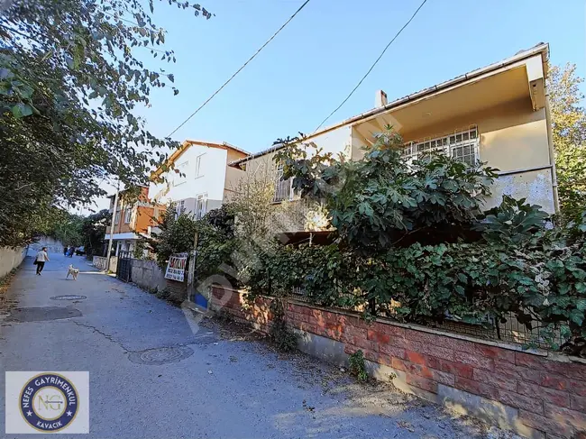 A detached house with a net area of 224 square meters, consisting of two floors and a garden.