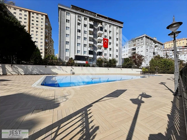 Spacious villa for sale inside a complex, 7+2 in the center of BEYLİKDÜZÜ.