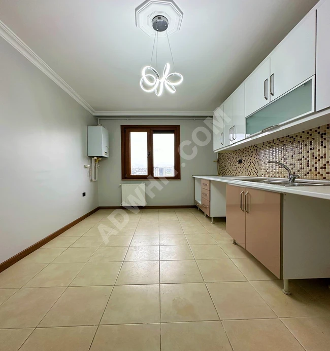 Opportunity: 2+1 apartment in BEYLİKDÜZÜ, KAVAKLI neighborhood with parking, mid-floor for sale.