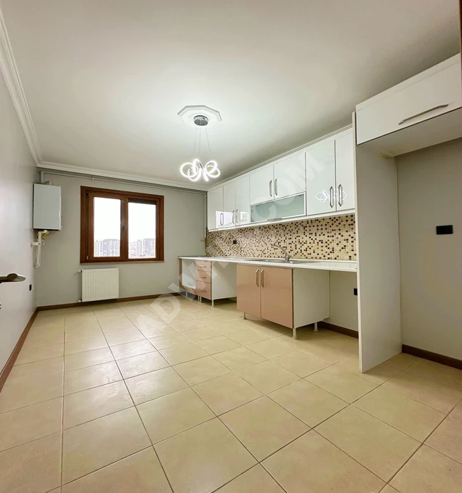 Opportunity: 2+1 apartment in BEYLİKDÜZÜ, KAVAKLI neighborhood with parking, mid-floor for sale.