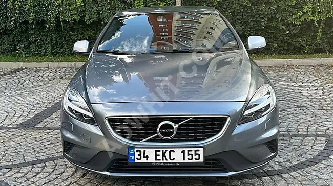 سيارة VOLVO V40 R-DESİGN موديل 2017 - أوتوماتيك مع ذاكرة كاميرا + شاشة خفية وعدد كيلومترات منخفضة