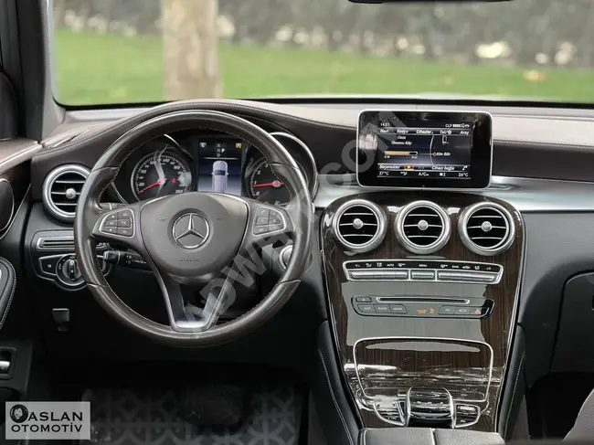 سيارة Mercedes GLC250 4x4 AMG موديل 2019 - بدون طلاء مع تلفزيون بالكاميرا وجنوط 19 بوصة