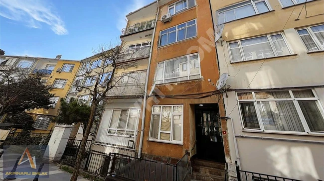 2+1 apartment on the middle floor with no slopes, street-level shop in the center of Üsküdar