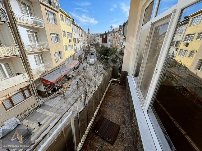 2+1 apartment on the middle floor with no slopes, street-level shop in the center of Üsküdar