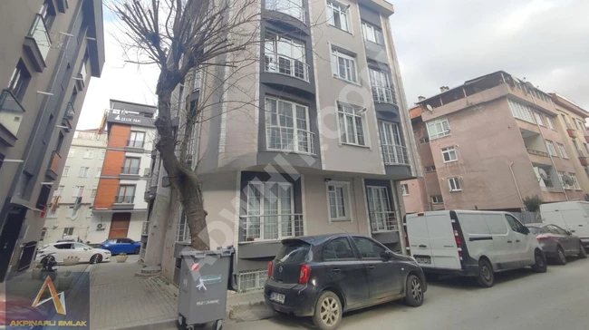 For sale: 2+1 apartment on the middle floor of a modern building opposite the Municipality and the Kaymakamlık office in Ümraniye.