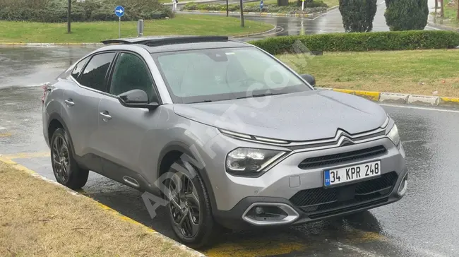 Citroen C4 X Shine Bold Model 2024 - Panoramic roof without defects or paint.