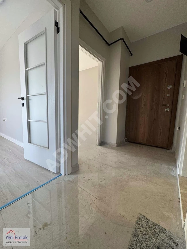 Upper duplex 4+2 with an area of 180 square meters in good condition located in the MEVLANA district.