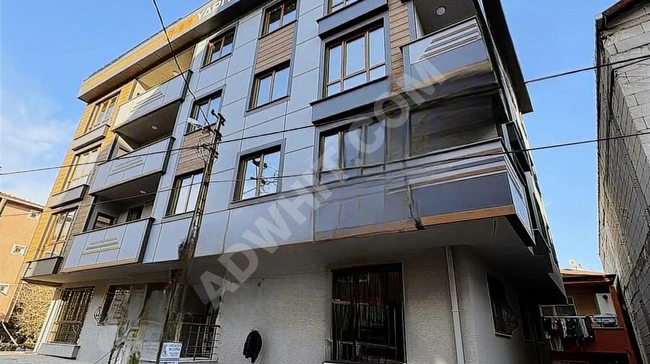 Upper duplex 4+2 with an area of 180 square meters in good condition located in the MEVLANA district.