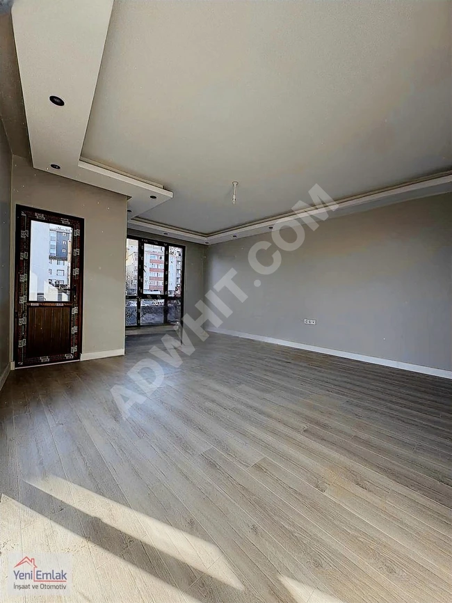 Upper duplex 4+2 with an area of 180 square meters in good condition located in the MEVLANA district.