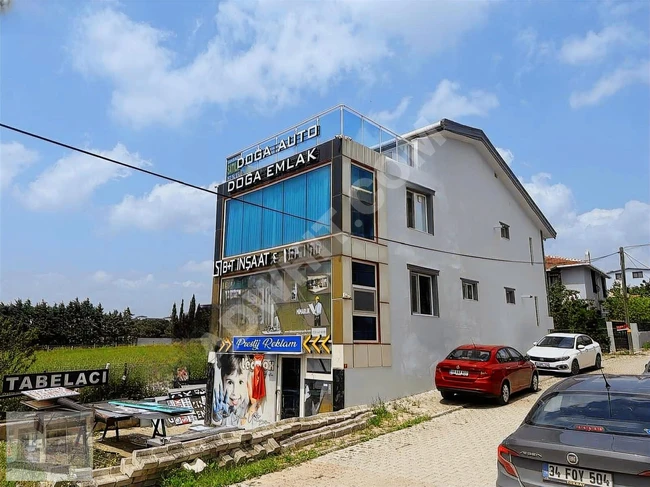 Building for direct sale above the E-5 highway on a corner site on the pavement.