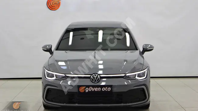 سيارة VW Golf 1.5 e-TSI R Line موديل 2021 باللون الرمادي - مع سقف زجاجي.