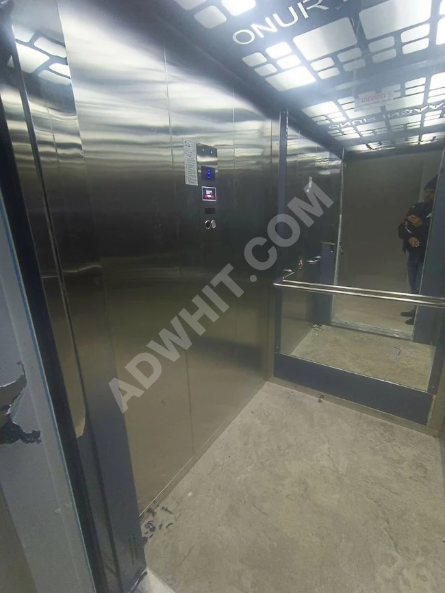 شقة كبيرة للبيع في Kağıthane Nurtepe، طابق وسط جديد مع مصعد.