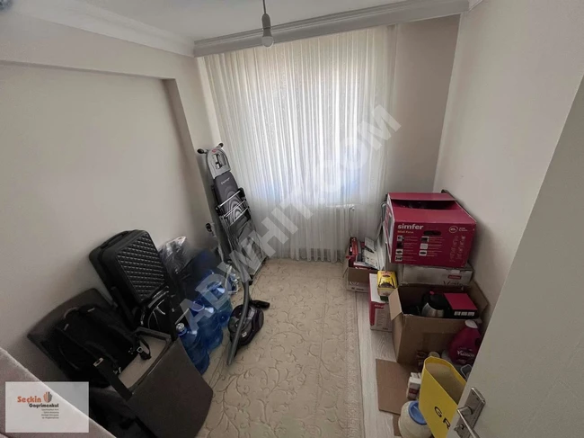MALTEPE ZÜMRÜTEVLERDE GENÇ BİNADA OTOPARKLI 2+1 8KAT FERAH DAİRE