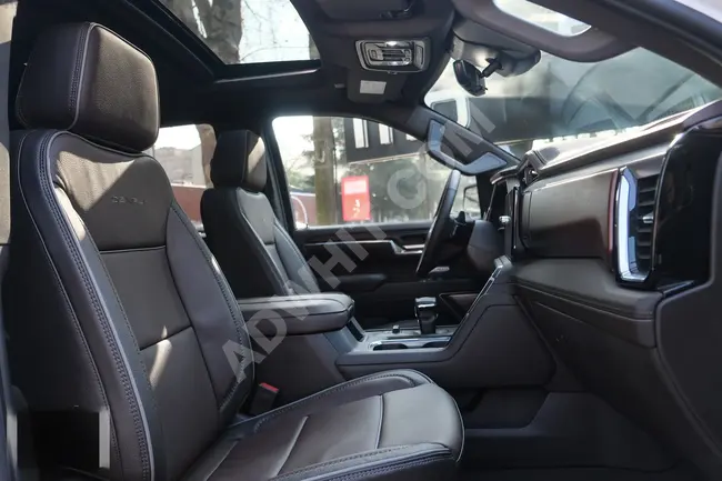 سيارة GMC Sierra 3.0 L - لون الداخلي بني - باب منزلق