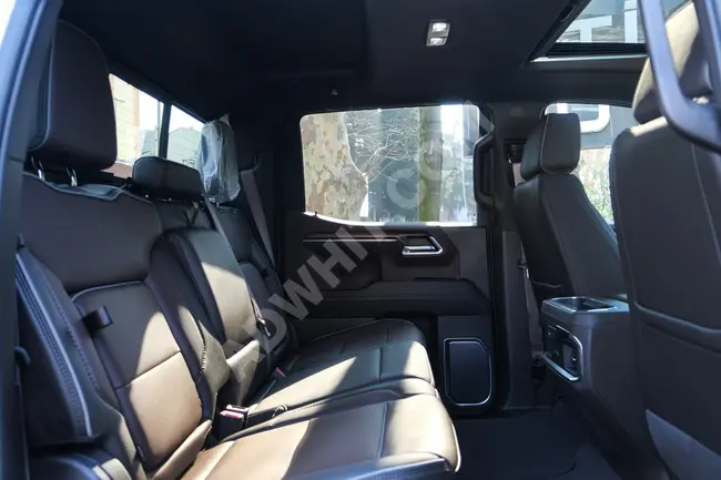 سيارة  GMC Sierra 3.0 L لون من الداخل بني مع نظام عرض على الزجاج الأمامي، باب منزلق