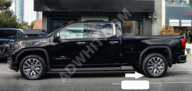 سيارة  GMC Sierra 3.0 L لون من الداخل بني مع نظام عرض على الزجاج الأمامي، باب منزلق