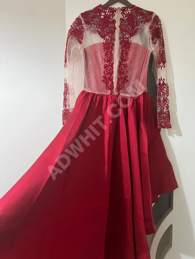 فستان / بدلة ساتن حمراء