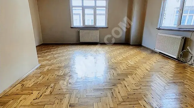 Apartment for sale next to the street in the market, in an excellent location, with an elevator.