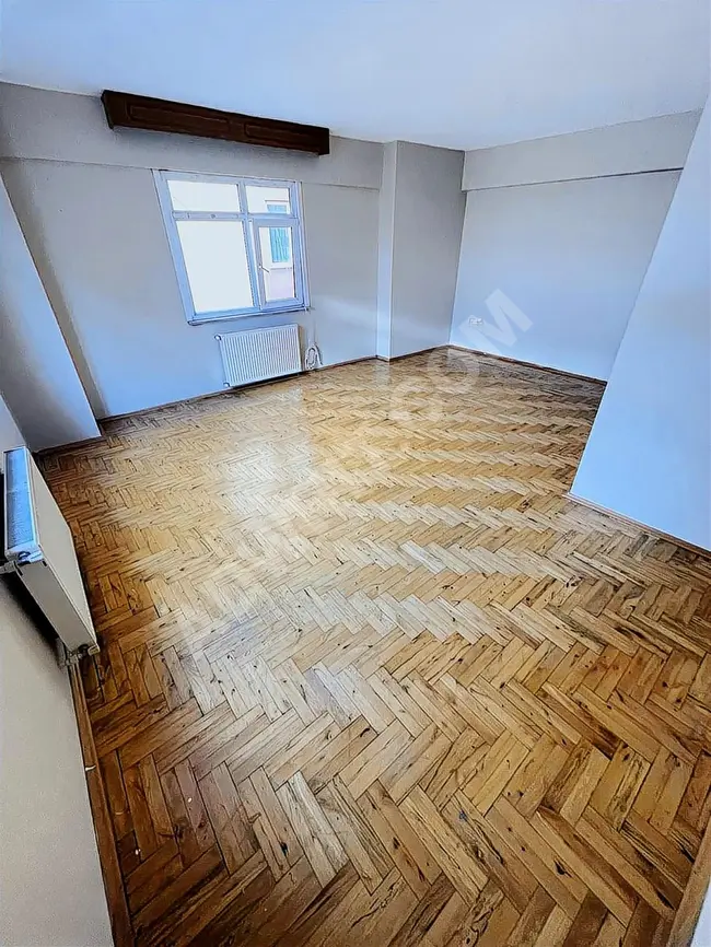 Apartment for sale next to the street in the market, in an excellent location, with an elevator.