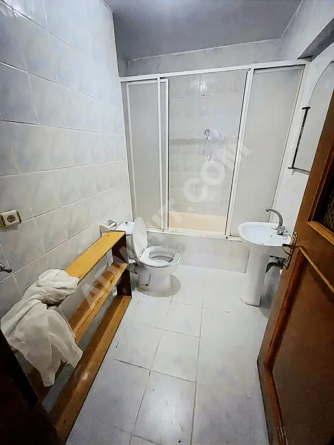 Apartment for sale next to the street in the market, in an excellent location, with an elevator.