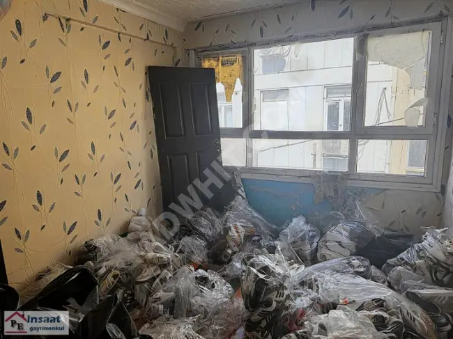 محل بالقرب من السوق المسقوف، بناية تجارية تحتوي على 12 محلًا مستقلًا، المساحة الإجمالية 936 متر مربع.