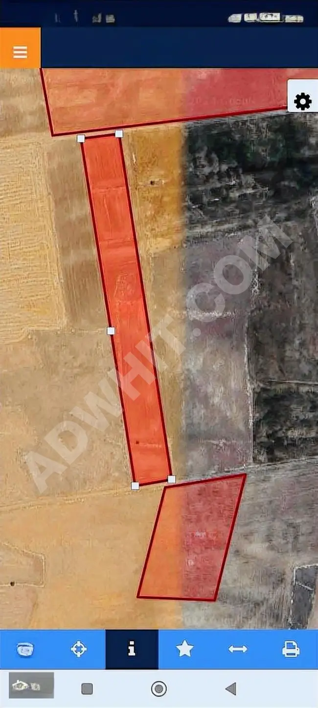 عقار قائم مستقل مع سند ملكية، وعلى جانبيه طريق مُقَسَّم بواسطة KADASTRO