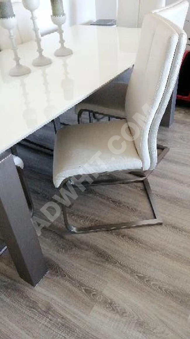 طاولة سفرة مع عدد 6 كراسي 